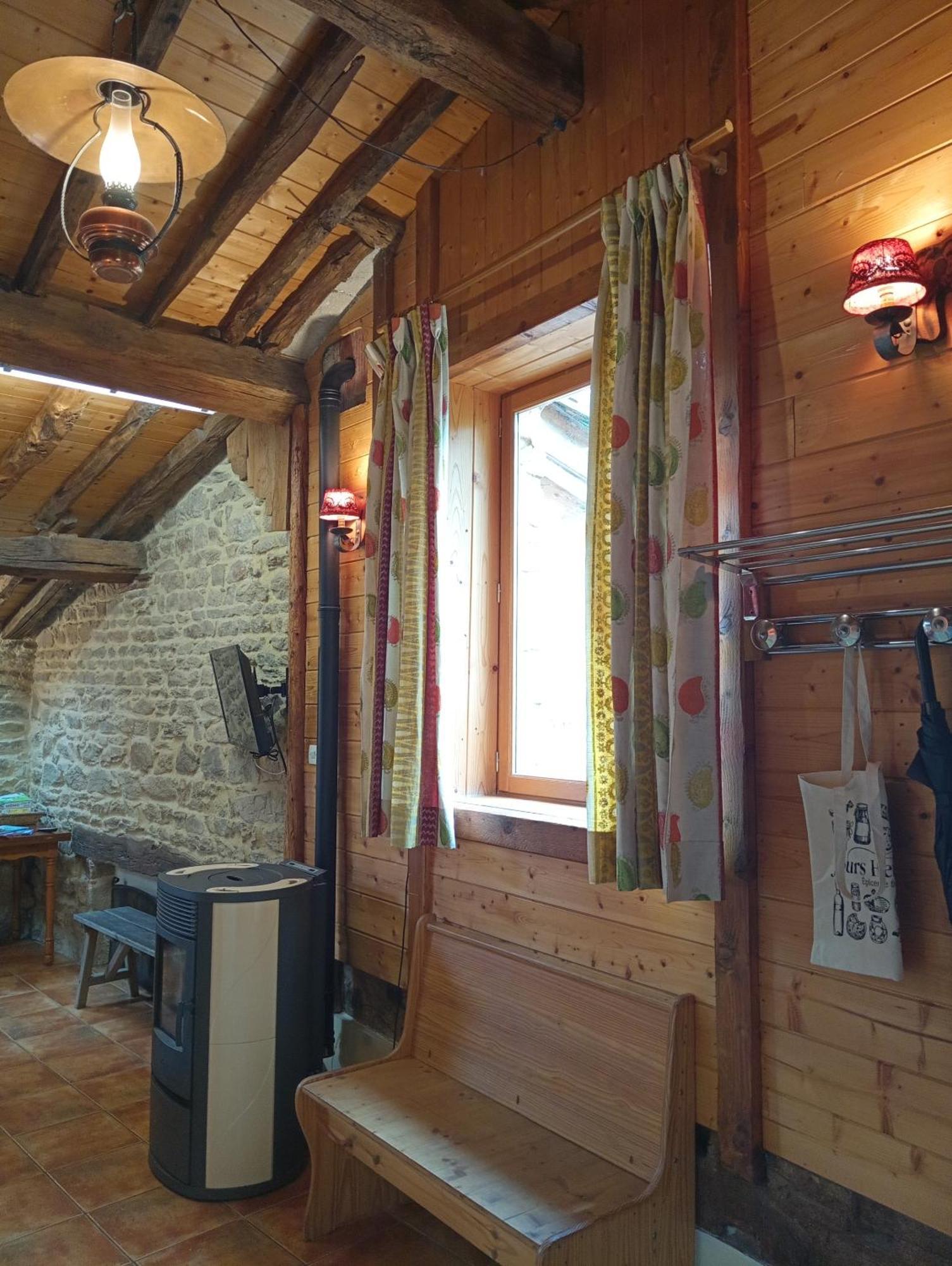 Gites Des Esselards Yzeron Habitación foto