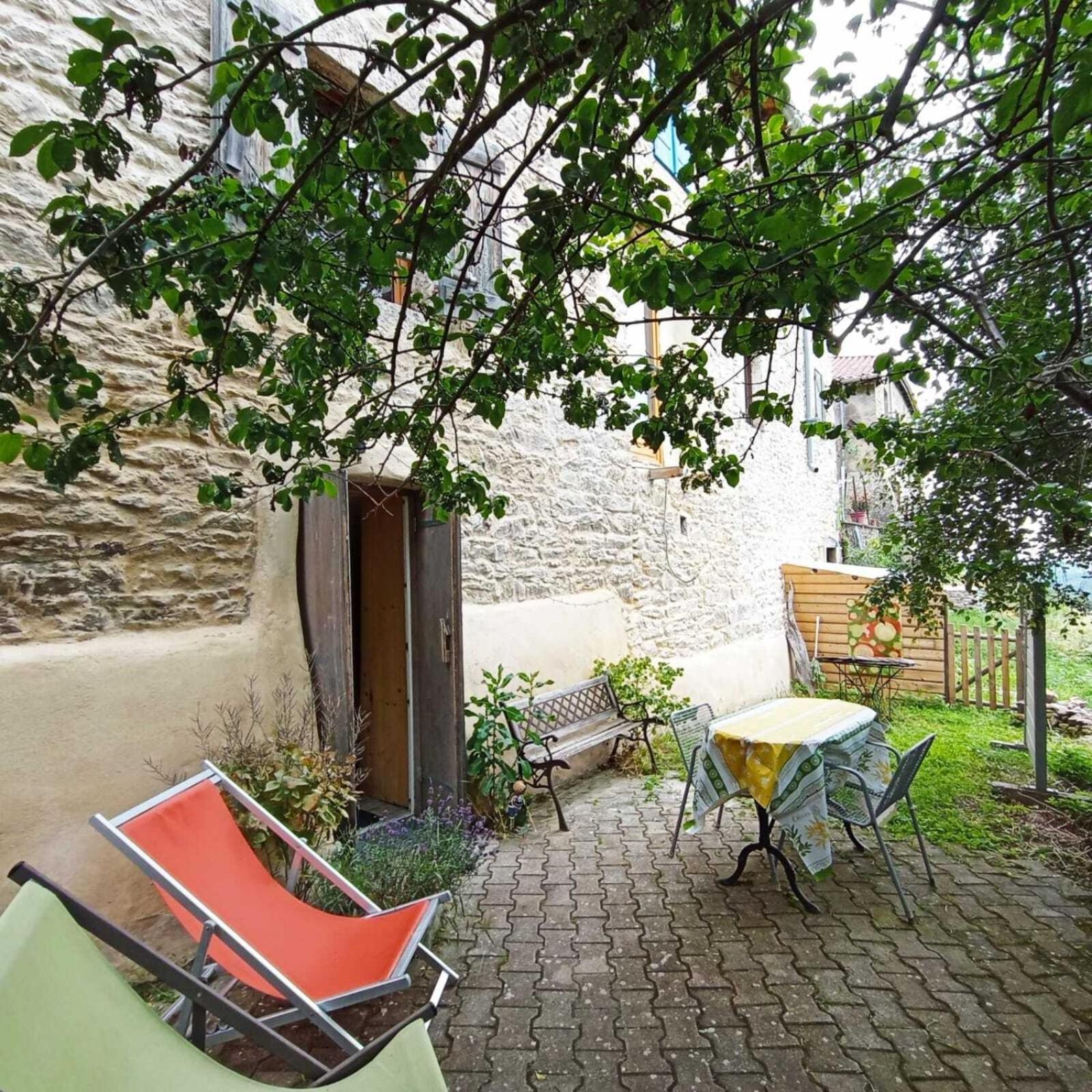 Gites Des Esselards Yzeron Habitación foto