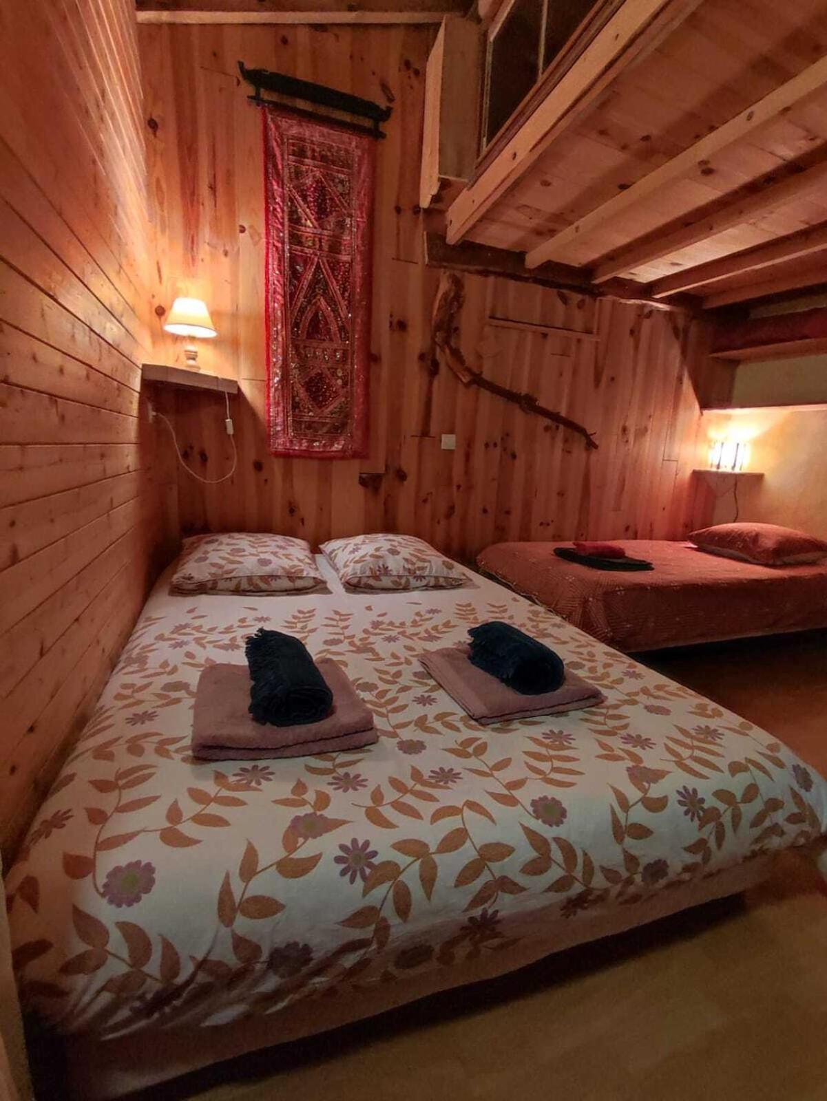 Gites Des Esselards Yzeron Habitación foto