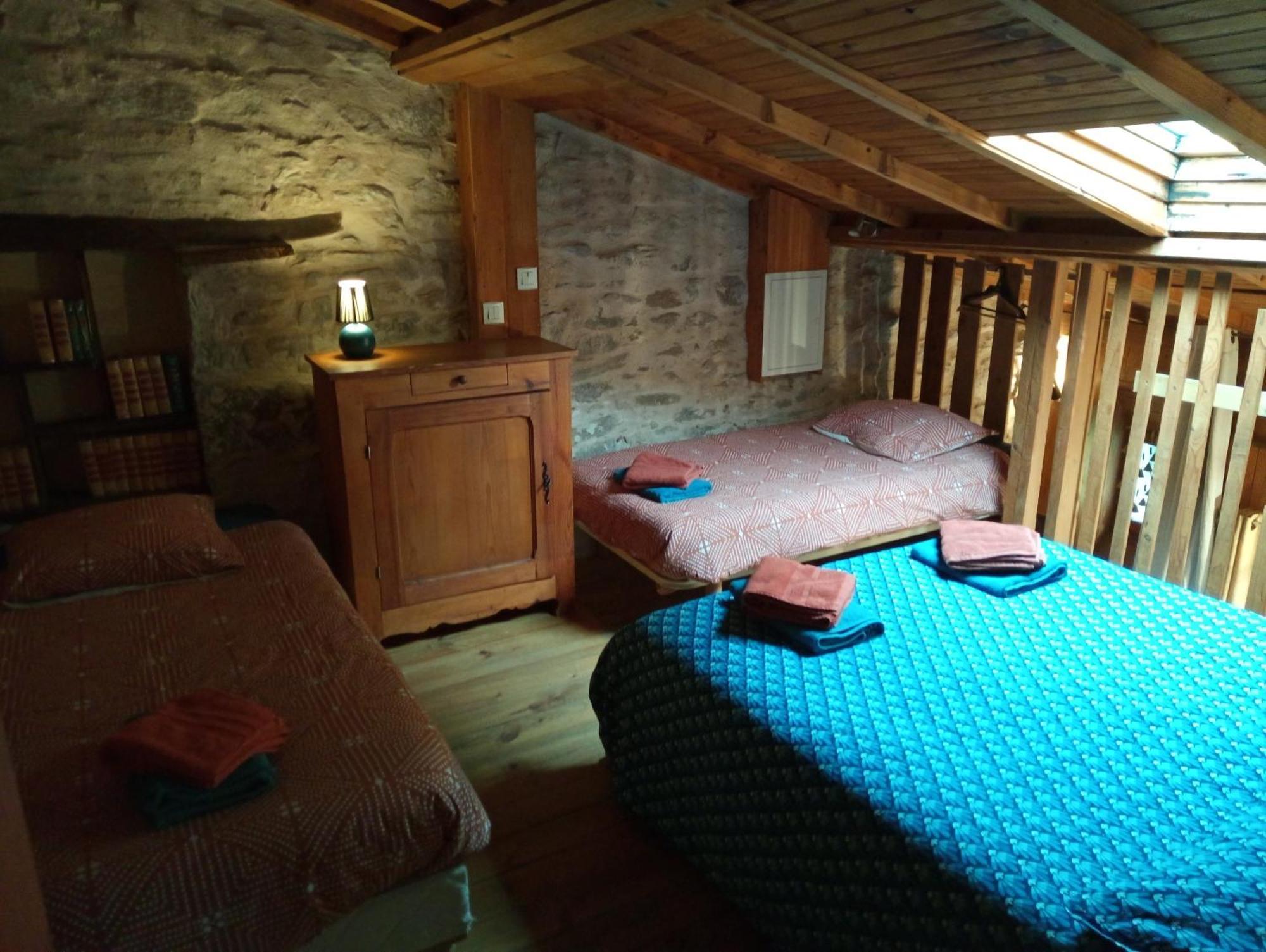 Gites Des Esselards Yzeron Habitación foto