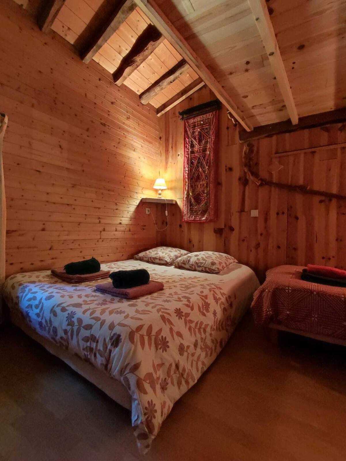 Gites Des Esselards Yzeron Habitación foto