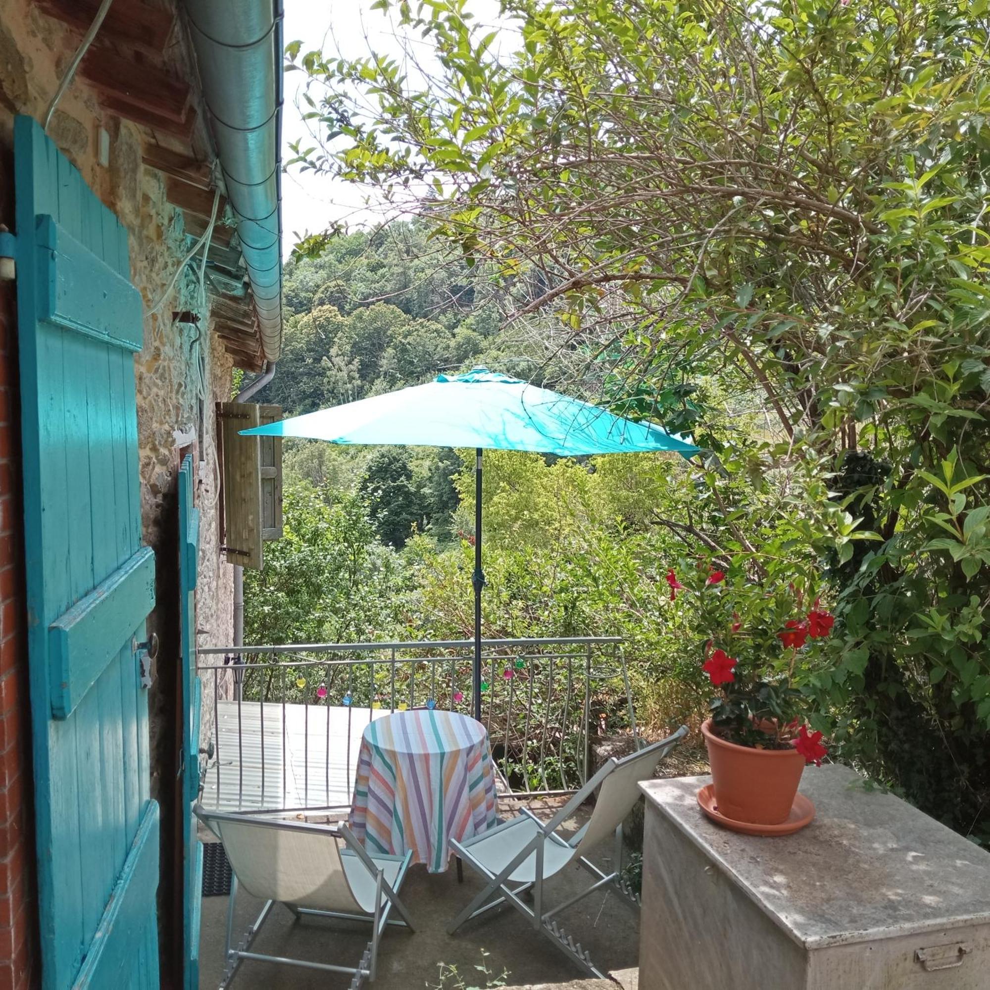 Gites Des Esselards Yzeron Habitación foto