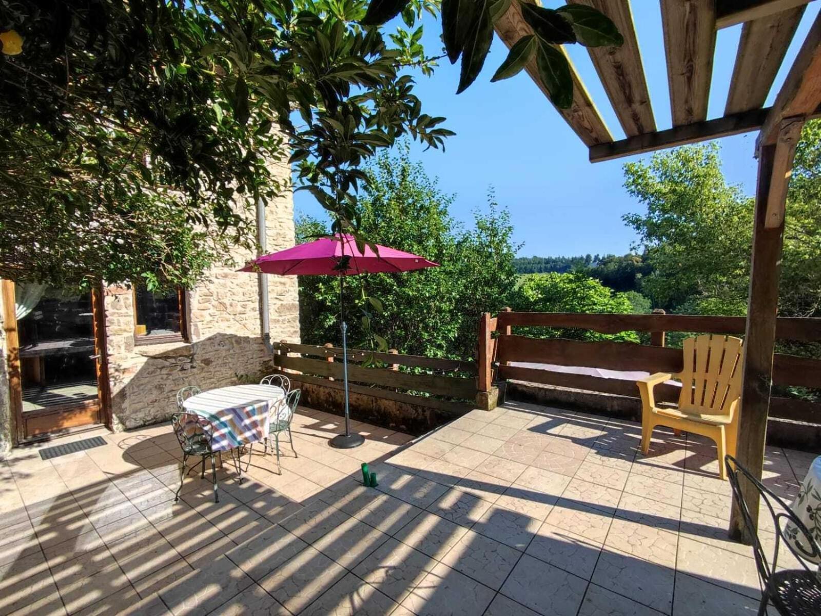 Gites Des Esselards Yzeron Habitación foto