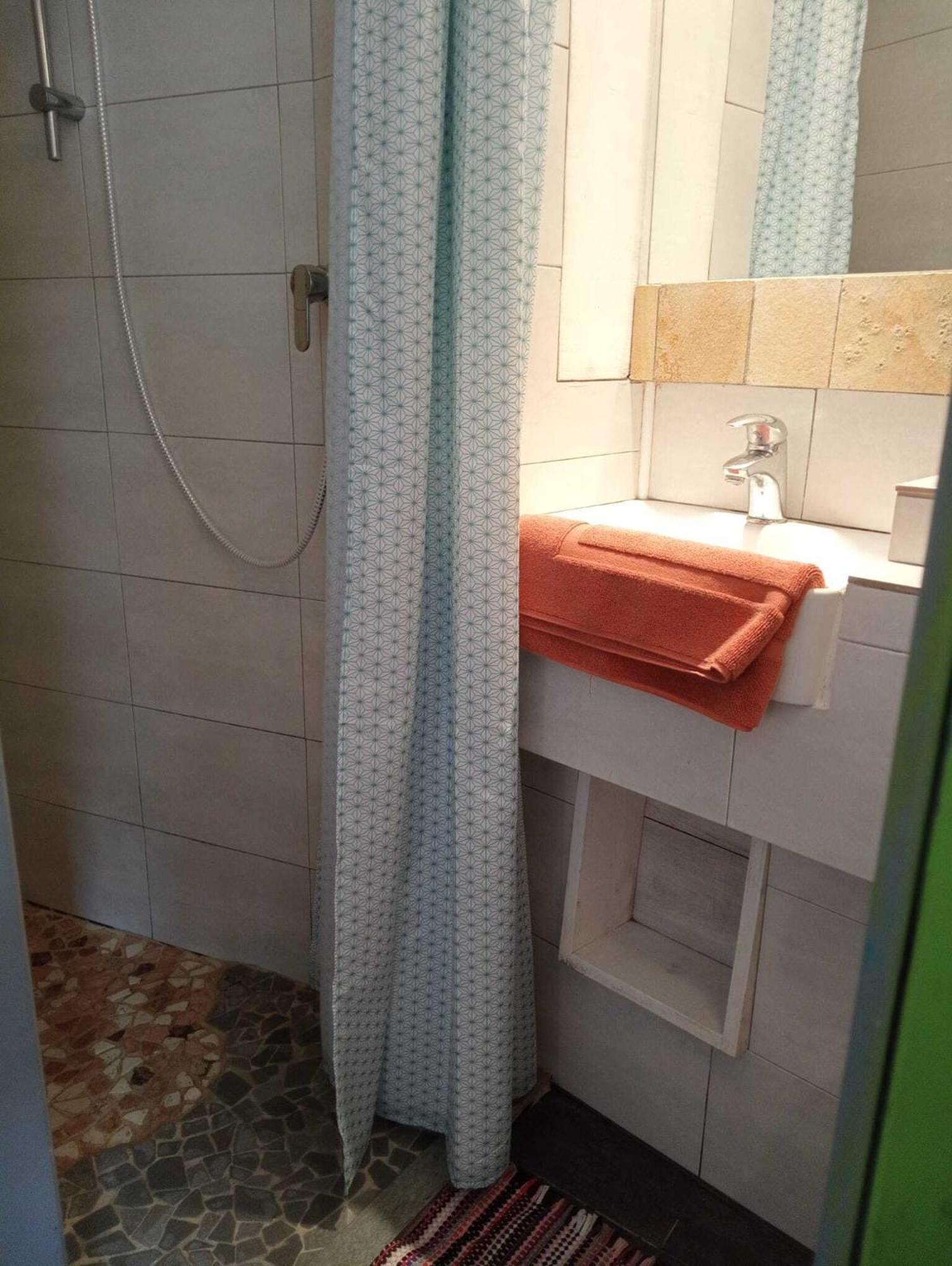 Gites Des Esselards Yzeron Habitación foto